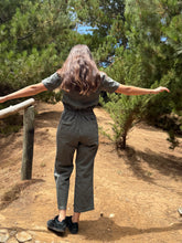 Cargar imagen en el visor de la galería, Overol Verde Musgo MANGA CORTA