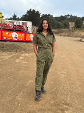 Cargar imagen en el visor de la galería, Overol Verde Musgo MANGA CORTA