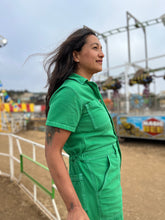 Cargar imagen en el visor de la galería, OVEROL MANGA CORTA VERDE ITACARE @plantawoman