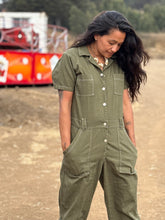Cargar imagen en el visor de la galería, Overol Verde Musgo MANGA CORTA