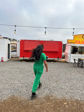 Cargar imagen en el visor de la galería, OVEROL MANGA CORTA VERDE ITACARE @plantawoman