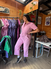 Cargar imagen en el visor de la galería, Overol  rosado bebe  denim manga corta
