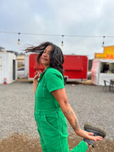 Cargar imagen en el visor de la galería, OVEROL MANGA CORTA VERDE ITACARE    @plantawoman
