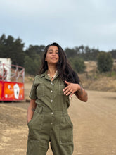 Cargar imagen en el visor de la galería, Overol Verde Musgo MANGA CORTA
