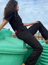 Cargar imagen en el visor de la galería, OVEROL NEGRO  GABARDINA MANGA CORTA   @plantawoman
